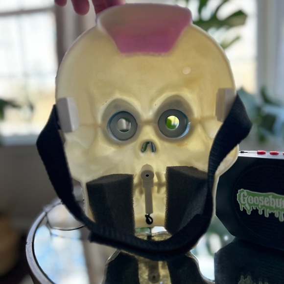 RARE HTF 1996 Goosebumps Curly The Skeleton Mask With Voice Changer Sound Box - Picture 9 of 17